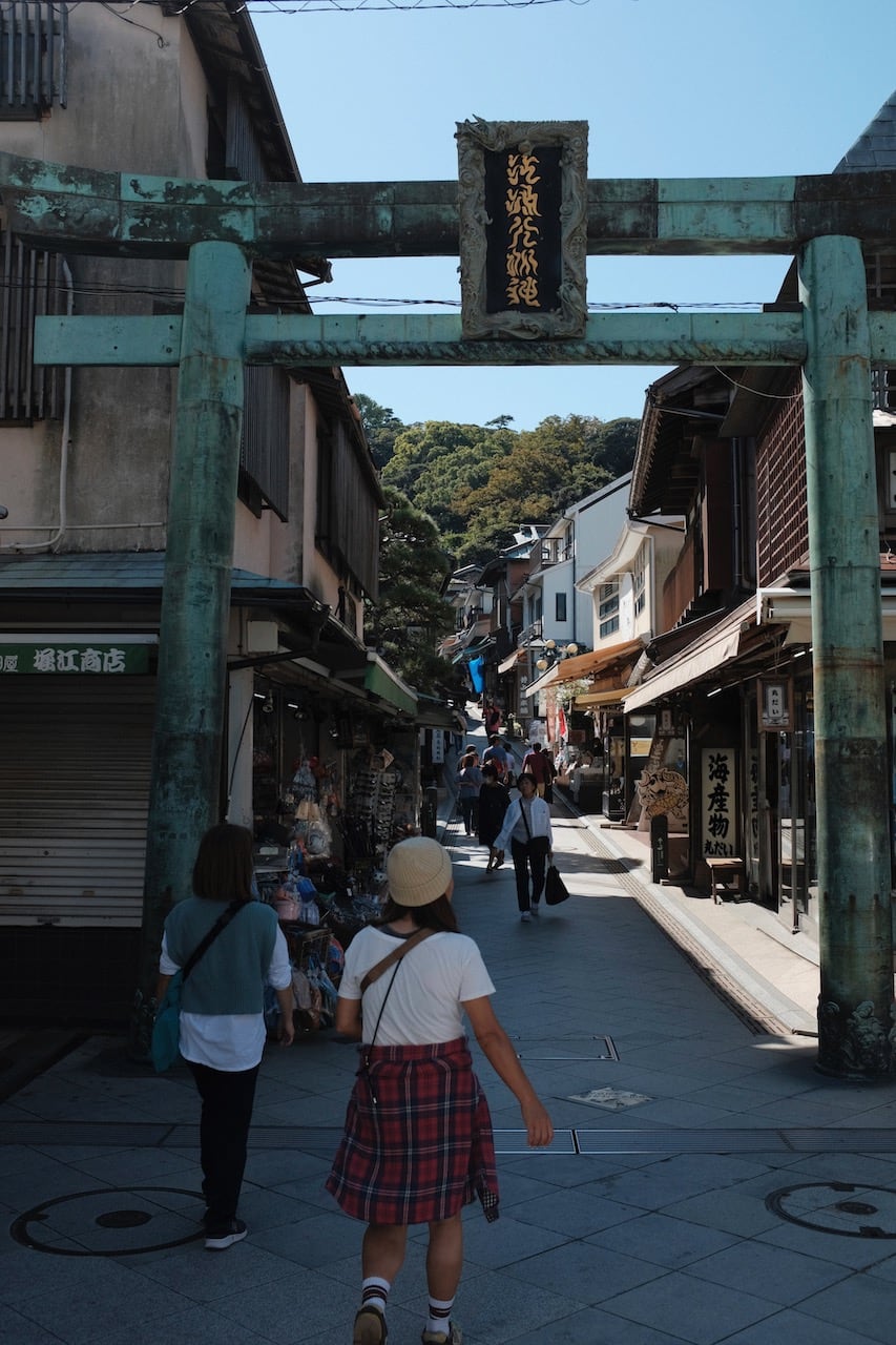the entrance to Enoshima's main pathway up